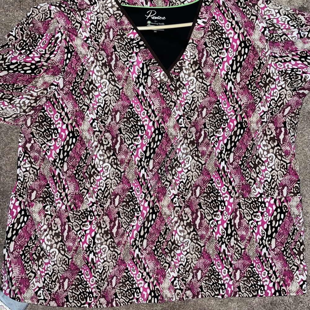 Size 5x Womens Healing Hands Scrub Top